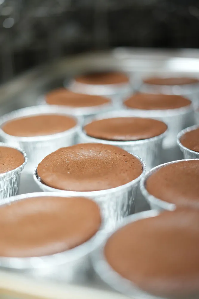 Une plaque de fondants au chocolat en cuisine, juste sortis du four