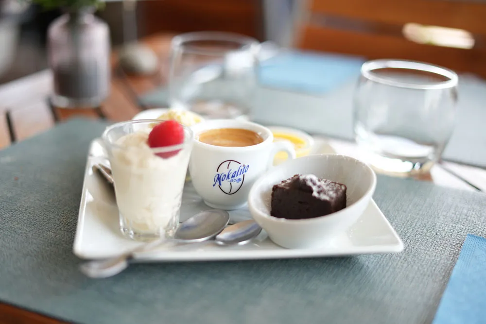Café gourmand : mousse, fondant au chocolat et crème, servis avec un expresso