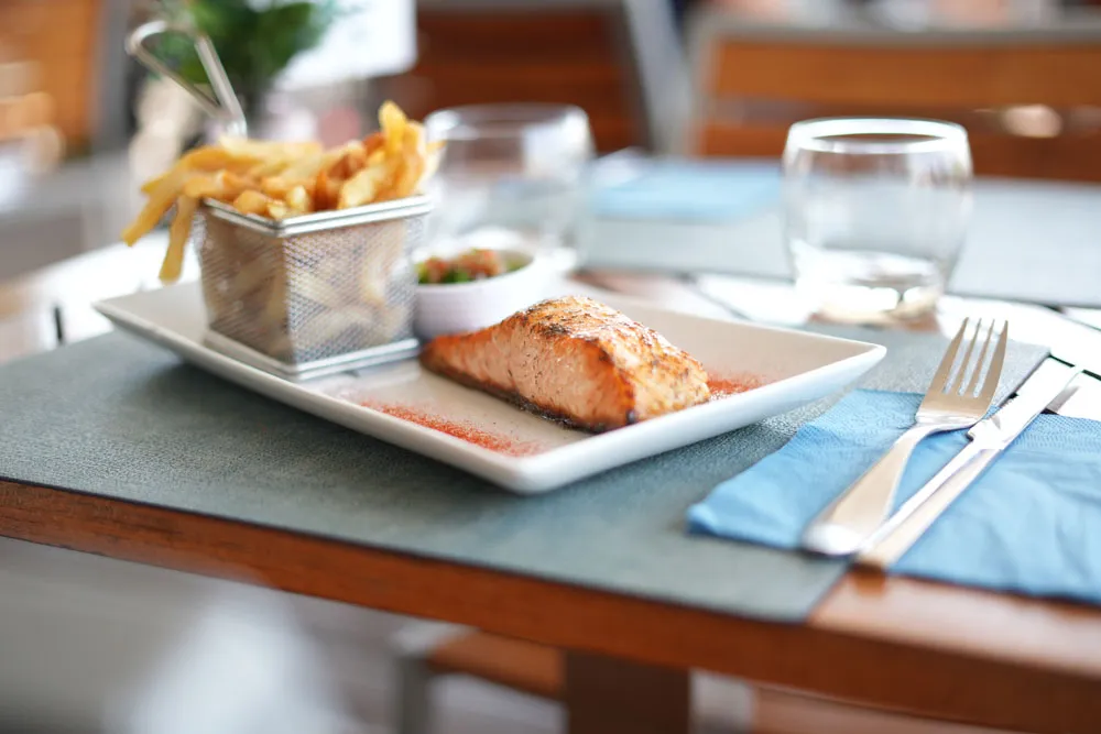 Pavé de saumon grillé, panier de frites maison et légumes